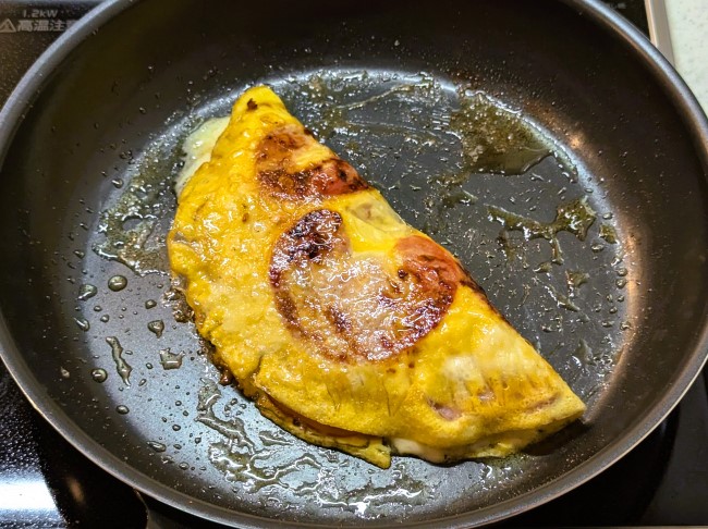 ライスペーパーオムレツを半分に折りたたむ