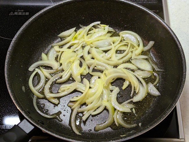 玉ねぎを炒める
