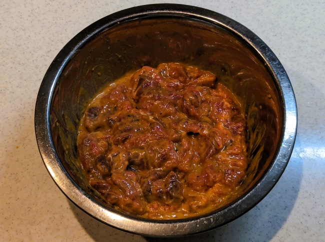 調味料と鹿肉を漬け込みます