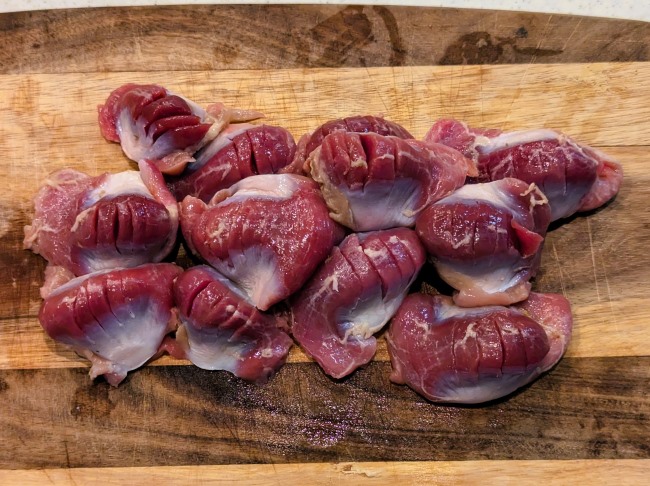 砂肝に食べやすいように切れ目を入れた状態