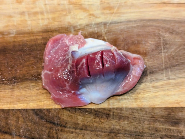 砂肝の山の部分に食べやすいように切れ目を入れる