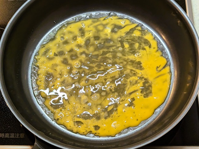 ライスペーパーの上に溶き卵をのせる