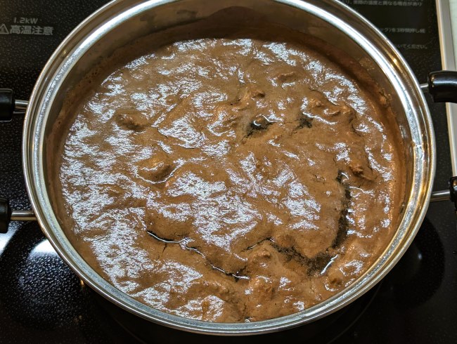 鹿肉を下処理している様子