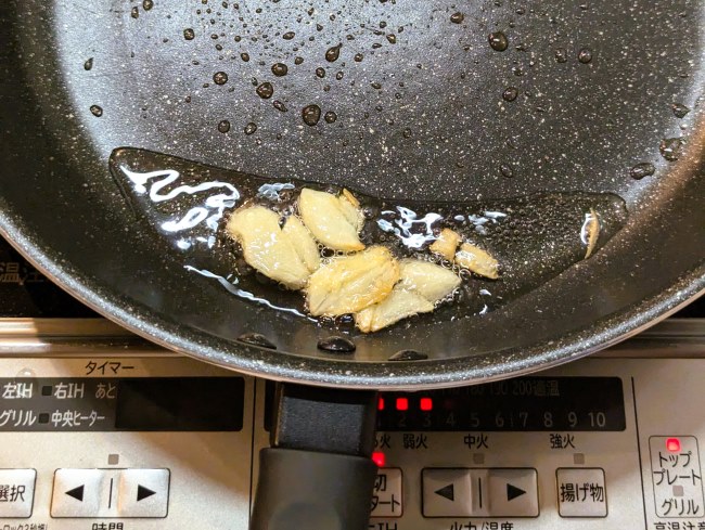 にんにくを炒めて香を立たせる
