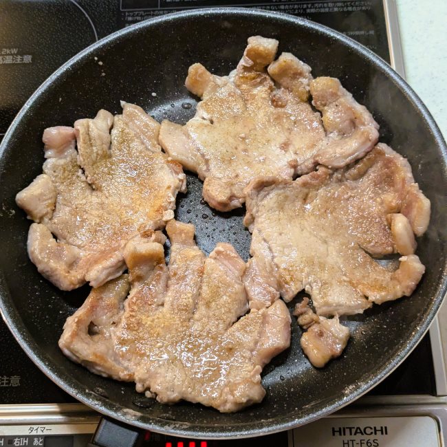 豚ロース肉を両面こんがり焼いている様子