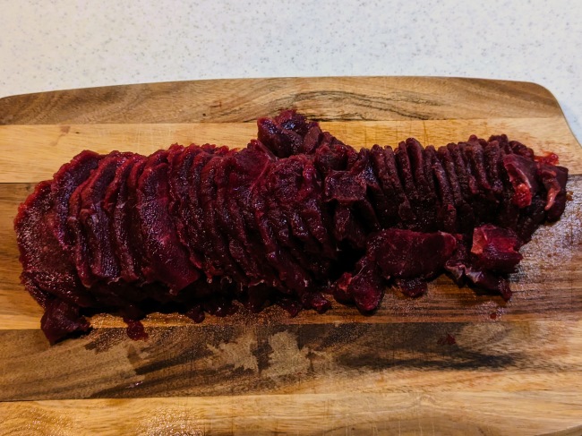 鹿肉をスライスする