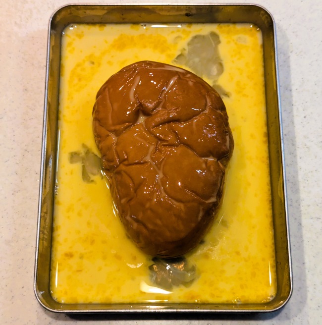 クリームパンを卵液にたっぷり浸す