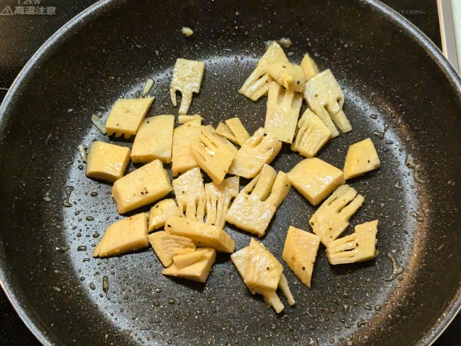 塩・ごま油・中華だしを加えて味をなじませている工程