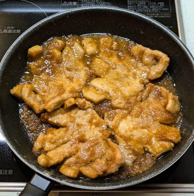ソースにとろみと照りが出て豚肉にしっかり絡んだ状態