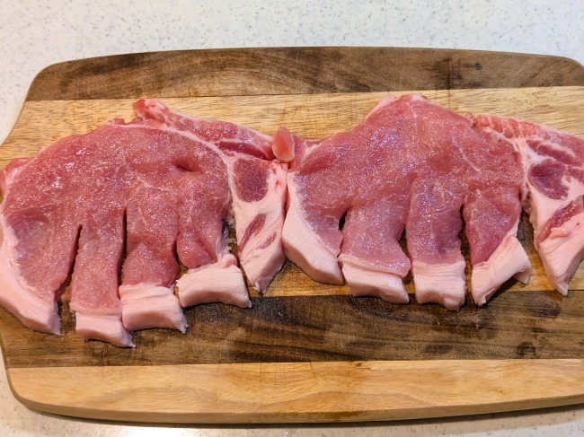 豚肉をグローブ状にすじ切りします