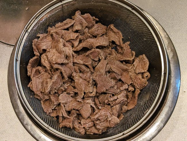 下茹でした鹿肉の汚れを洗い流す