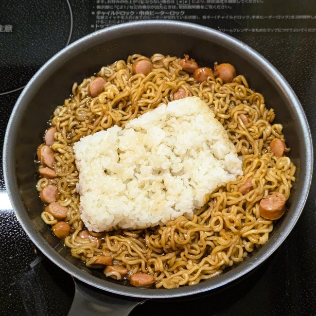 日清焼きそばにごはんを入れる
