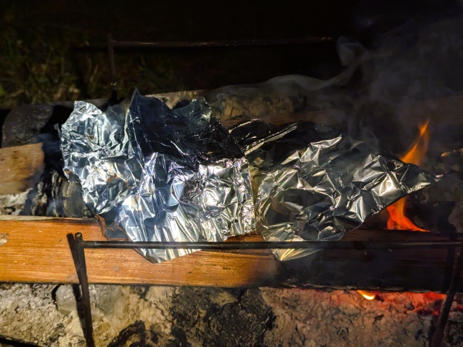 手羽元のコーラ煮のコーラ缶の上にアルミ箔を被せる