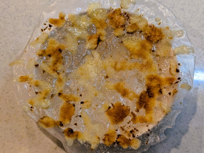 器の上にのせて冷やすライスペーパーチップス