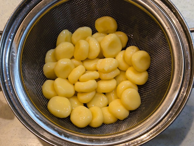 茹で上がった白玉団子の生地を水で冷やす