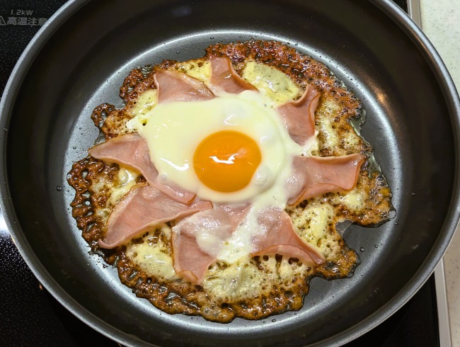 ライスペーパーピザのチーズがカリカリになるまで焼く