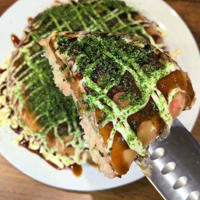 たこ焼き風ごはんの断面、海鮮具材がゴロゴロ