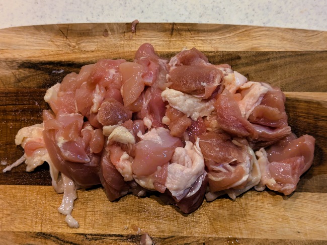 鶏肉を一口大に切る