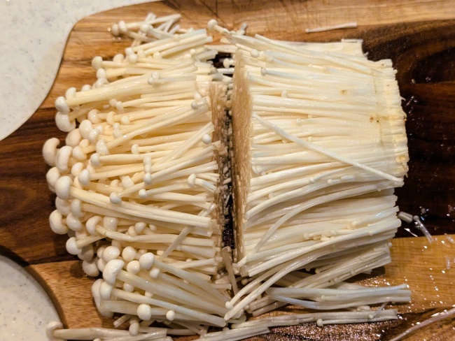 えのきを半分に切る