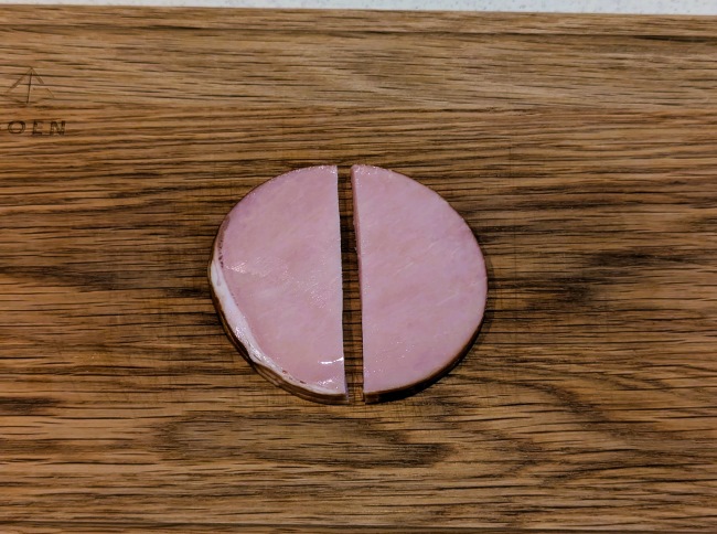 ハムを半分に切る