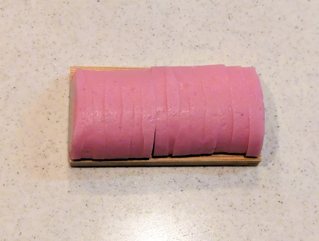 かまぼこを1cm幅に切る