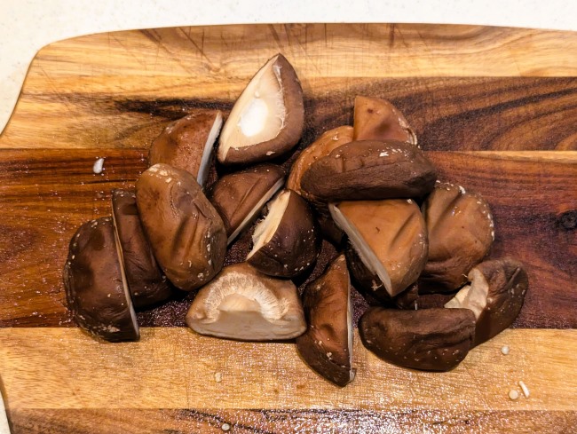 椎茸を半分に切る