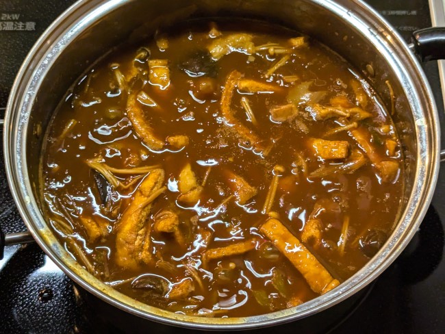 鍋に具材を煮込んで赤味噌と調味料を入れる