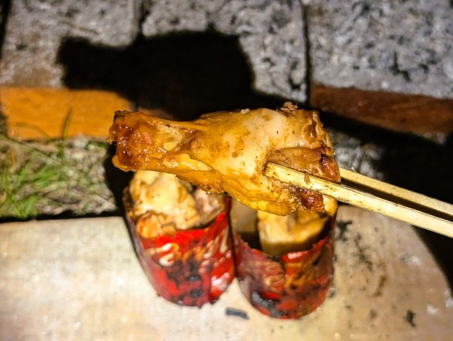 焚火でコーラ缶を鍋にした柔らかい手羽元のコーラ煮