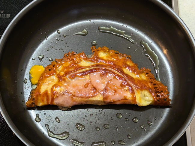 ライスペーパーピザを半分に折る