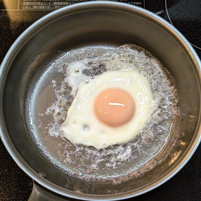 半熟に焼いた目玉焼き