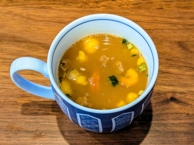 耐熱のマグカップにスープを入れて茶碗蒸しにする