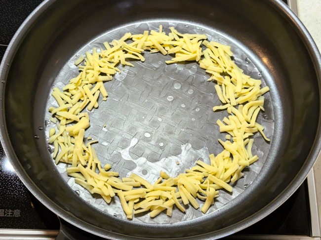 フライパンにライスペーパーととろけるチーズを置く