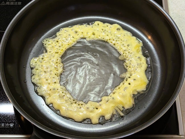 ライスペーパーの上のとろけるチーズがとろけた状態