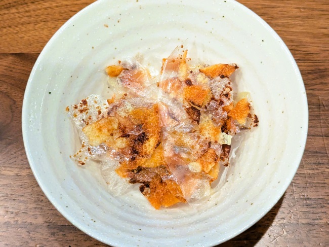 電子レンジで加熱したライスペーパーのチーズコンソメチップス