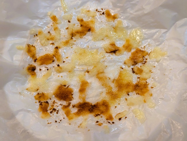 電子レンジで加熱したライスペーパーコンソメチップス