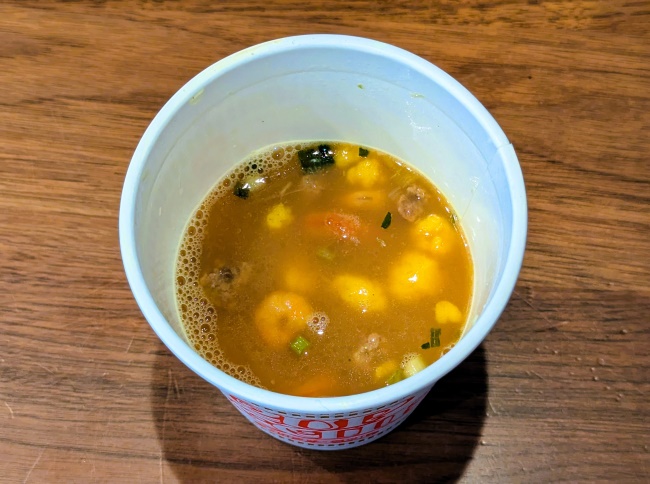 カップヌードルの残った汁に卵を入れてかき混ぜる