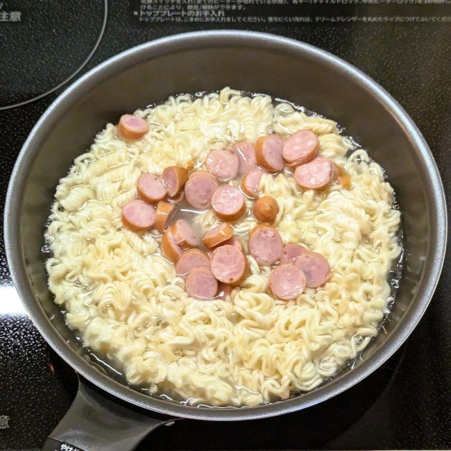 麺がほぐれたらウインナーを入れる