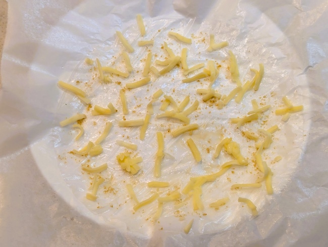 ライスペーパーの上にコンソメととろけるチーズをのせる