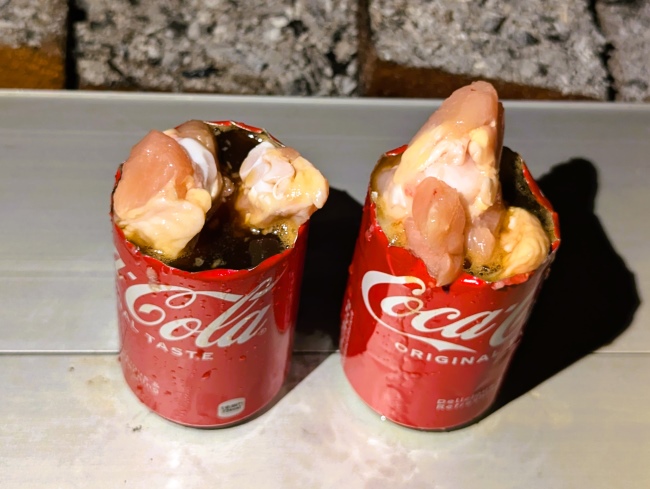 コーラ缶に調味料と手羽元を入れる