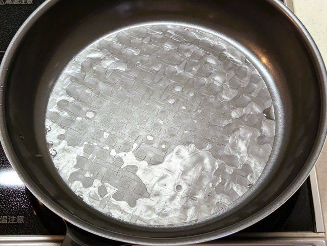 フライパンにサラダ油とライスペーパーをなじませるように置く