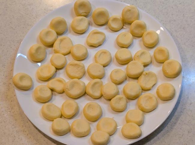 白玉団子を丸めて潰した生地