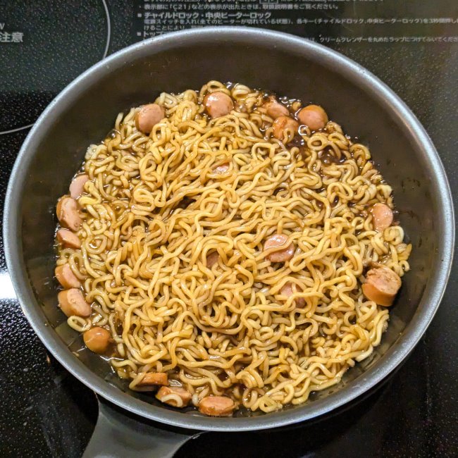 日清焼きそばに粉末スープを入れて混ぜる