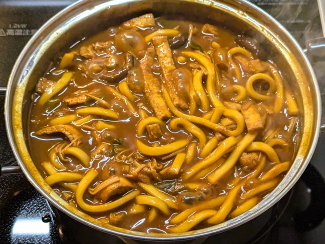 名古屋名物味噌煮込みうどんを煮込む