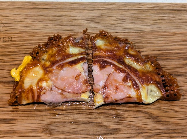 ライスペーパーピザを半分に切る