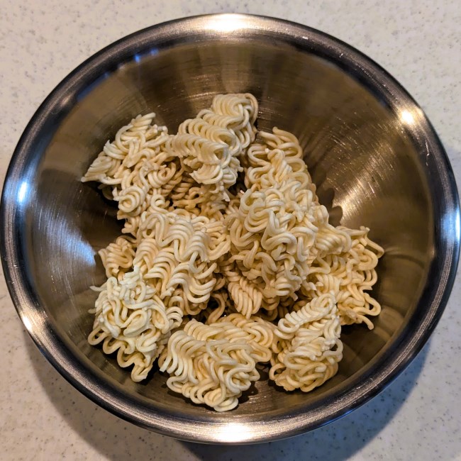 日清焼きそばの麺を小さく割る