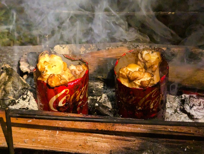 焚火でコーラ缶を鍋にした手羽元のコーラ煮
