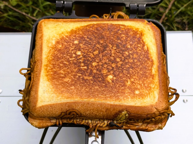 焼きそばUFOのホットサンド