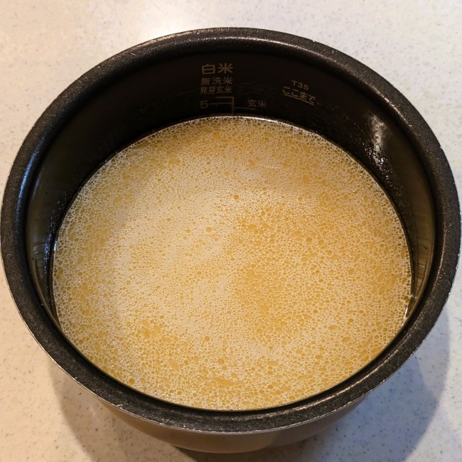 炊飯釜に白米と調味料と水を入れる