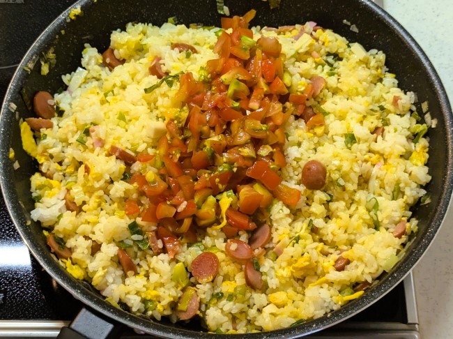 鶏油トマトチャーハンのトマトを加える