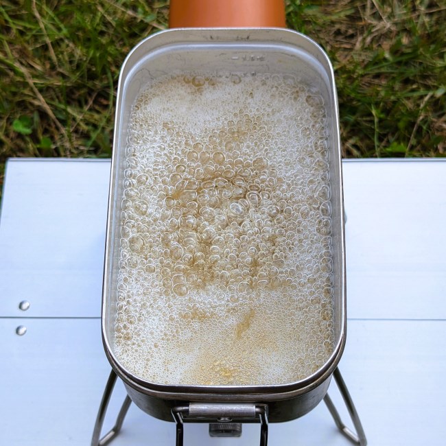 メスティンにプチッと鍋の素と水を入れて作るスープ肉まん